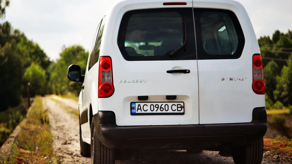 Peugeot Partner Білий лев 3