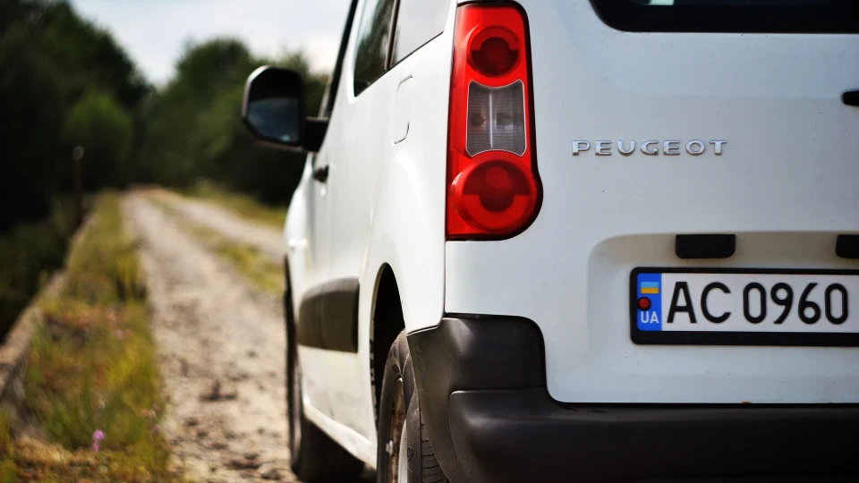 Peugeot Partner Білий лев 4