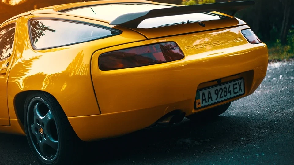 Porsche 928 S4 "Ferrari Yellow" 3
