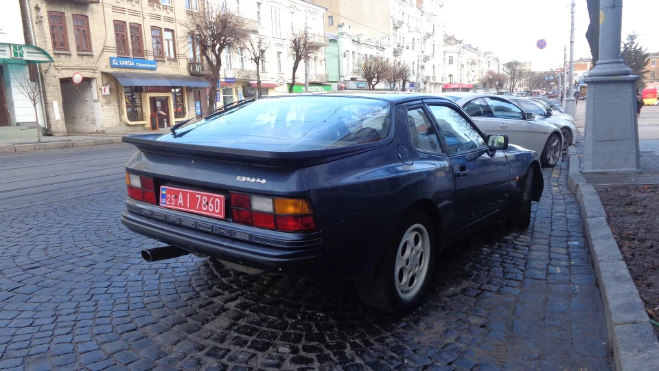 Porsche 944 2