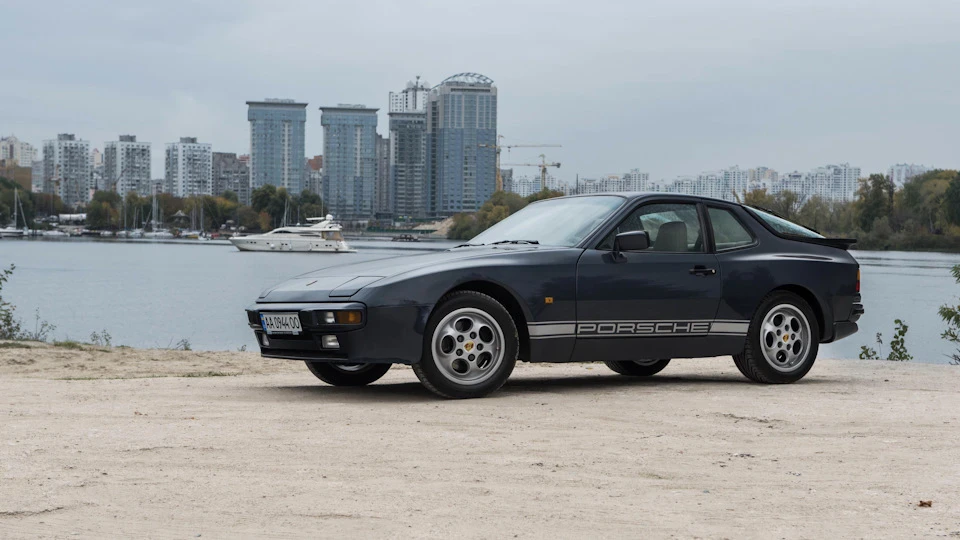 Porsche 944