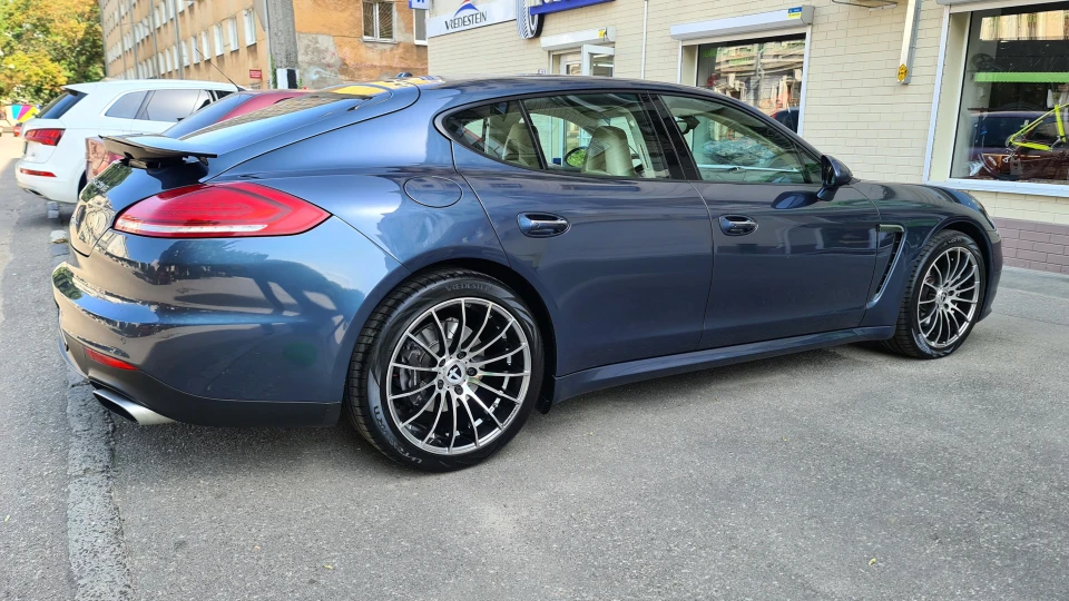 Porsche Panamera HRE 2