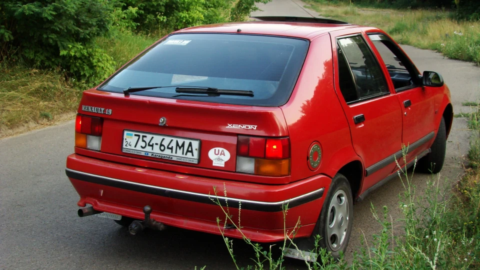 Renault 19 Sex,drugs & R19 repair 3