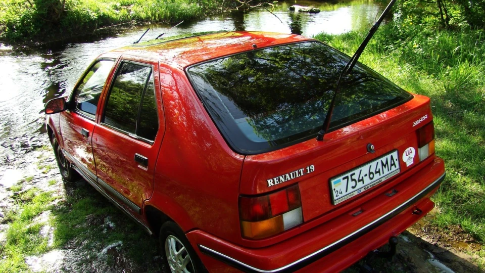 Renault 19 Sex,drugs & R19 repair 4