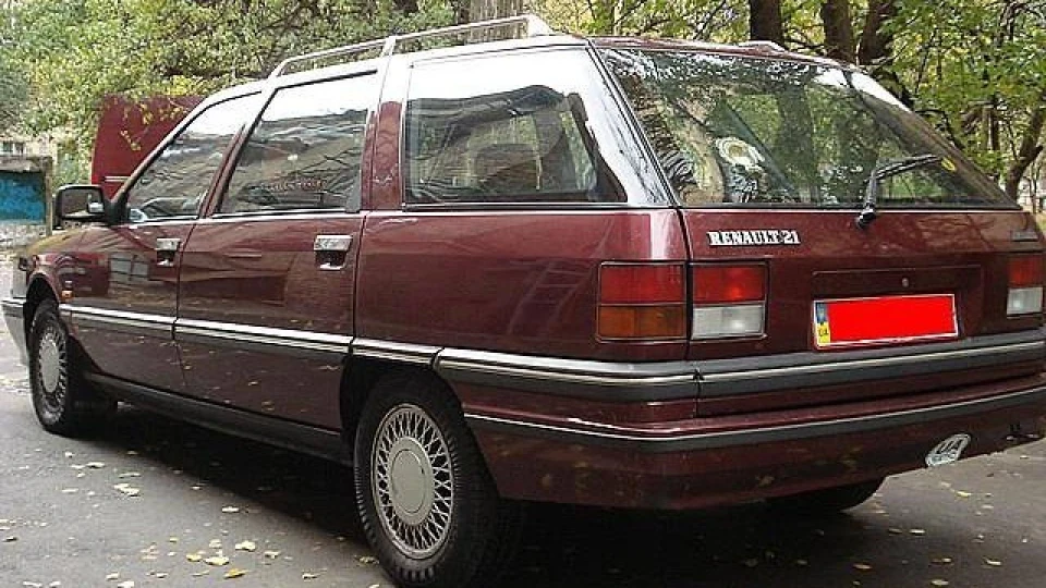 Renault 21 Вишневий металік, 2.2I 4