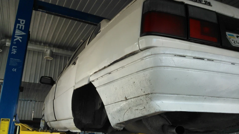 Renault 21 white man 2