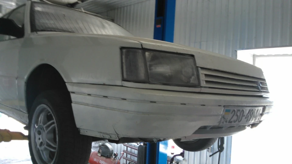 Renault 21 white man 3