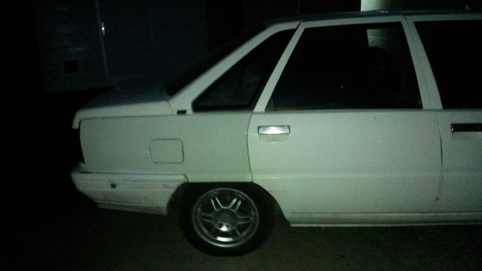 Renault 21 white man 5