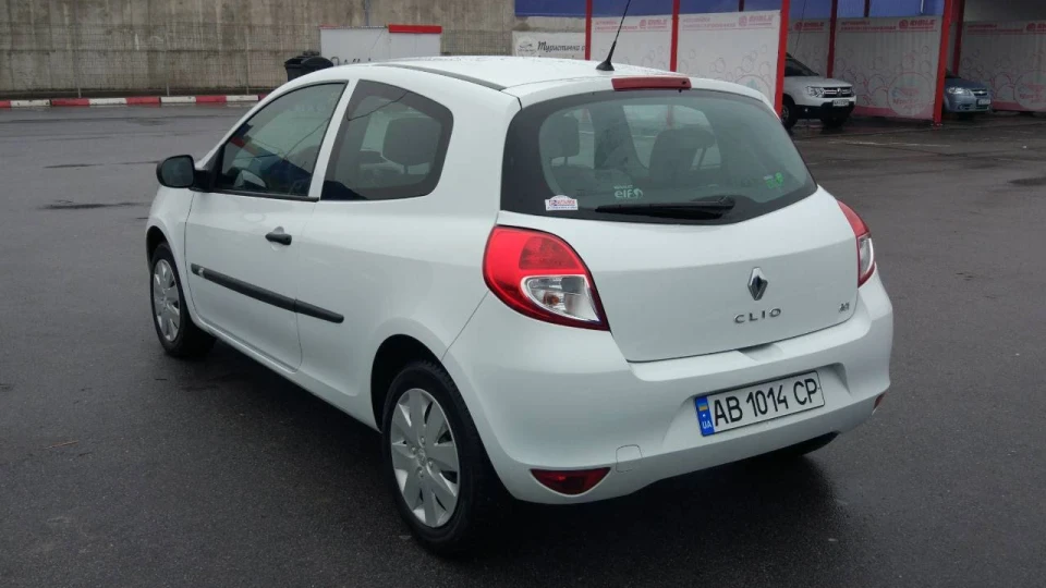 Renault Clio Білий джміль