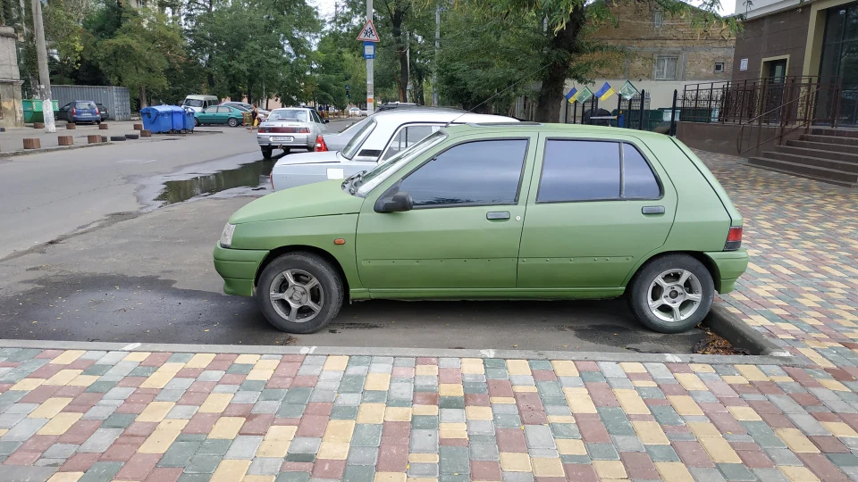 Рено Кліо Букашка