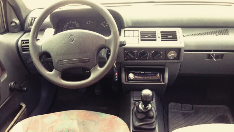Renault Clio MUSTANG 2