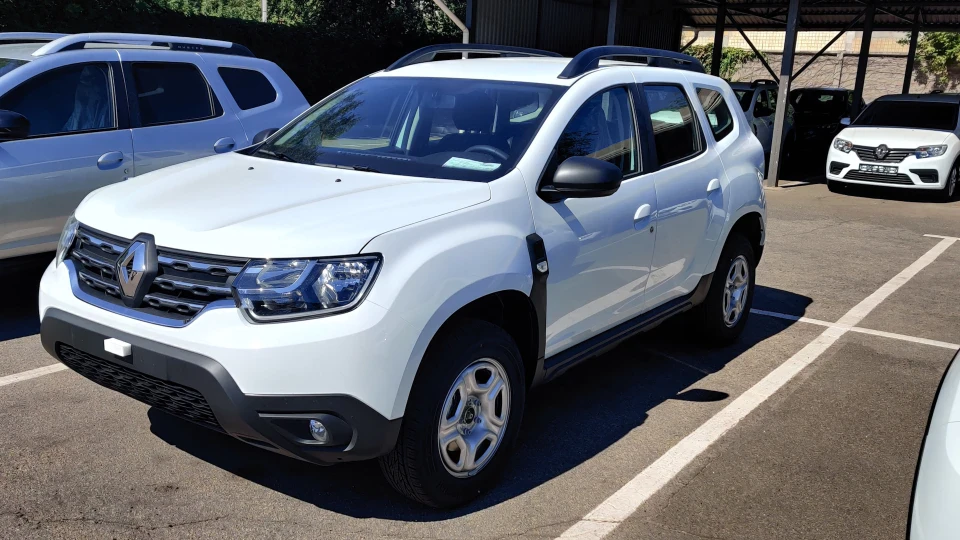 Renault Duster black & white 2
