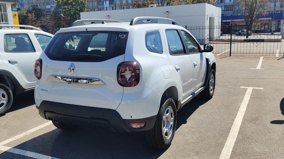 Renault Duster black & white 3