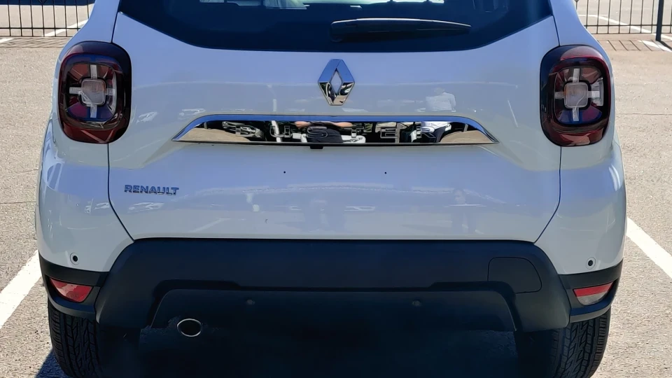 Renault Duster black & white 4