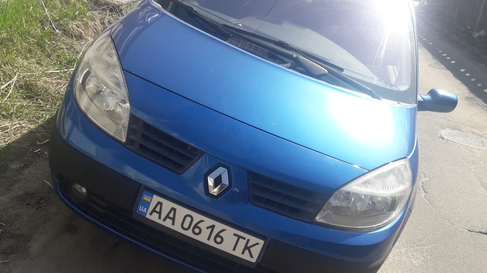 Renault Grand Scenic ........... 4