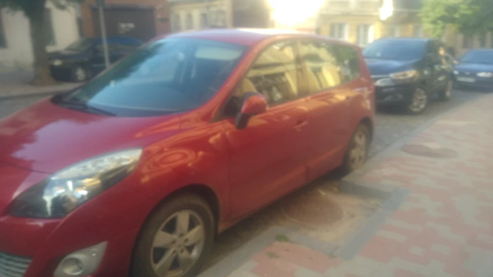 Renault Grand Scenic красний металик 1.9 tdi 3