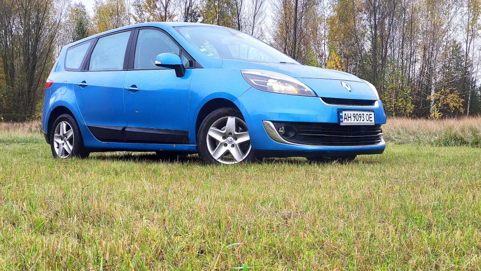 Renault Grand Scenic Majorelle blue 2