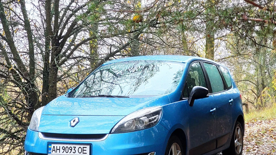 Renault Grand Scenic Majorelle blue 3