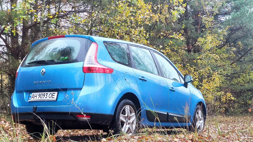 Renault Grand Scenic Majorelle blue 4