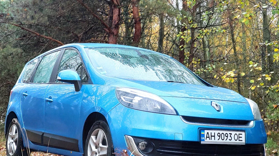 Renault Grand Scenic Majorelle blue 5