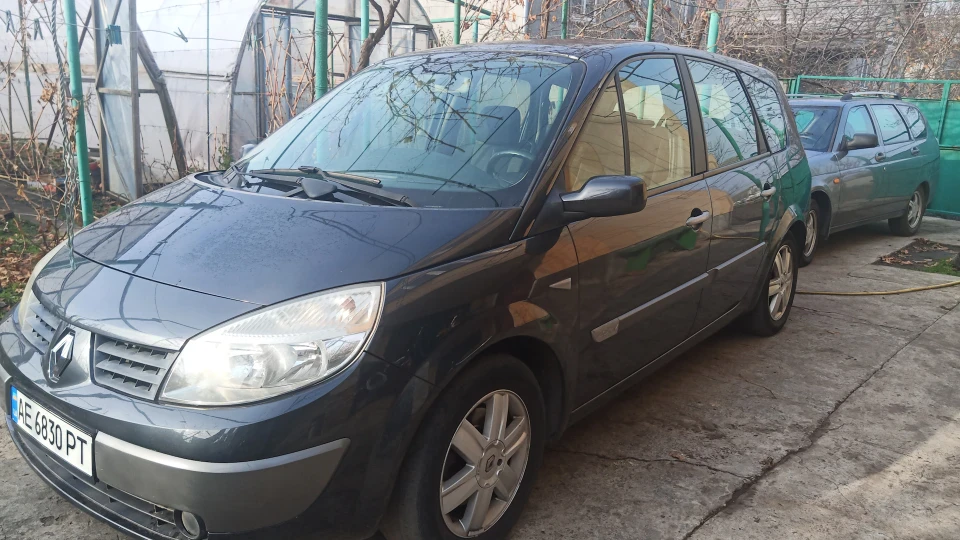 Renault Grand Scenic Сірий 2.0 автомат 2