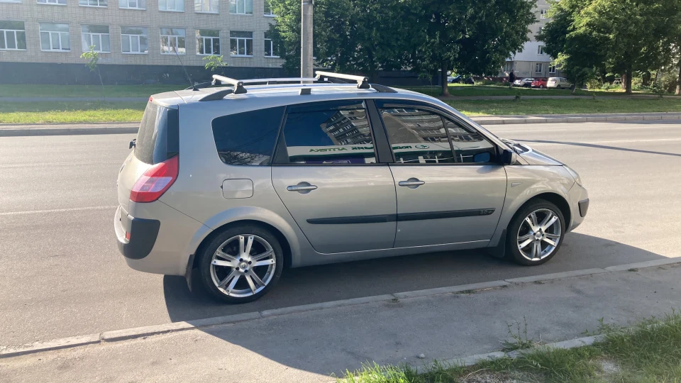 Renault Grand Scenic Сірий метали 2.0 бензин 3