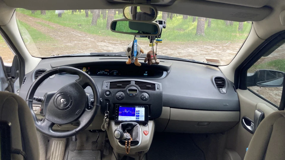Renault Grand Scenic Сірий метали 2.0 бензин 4