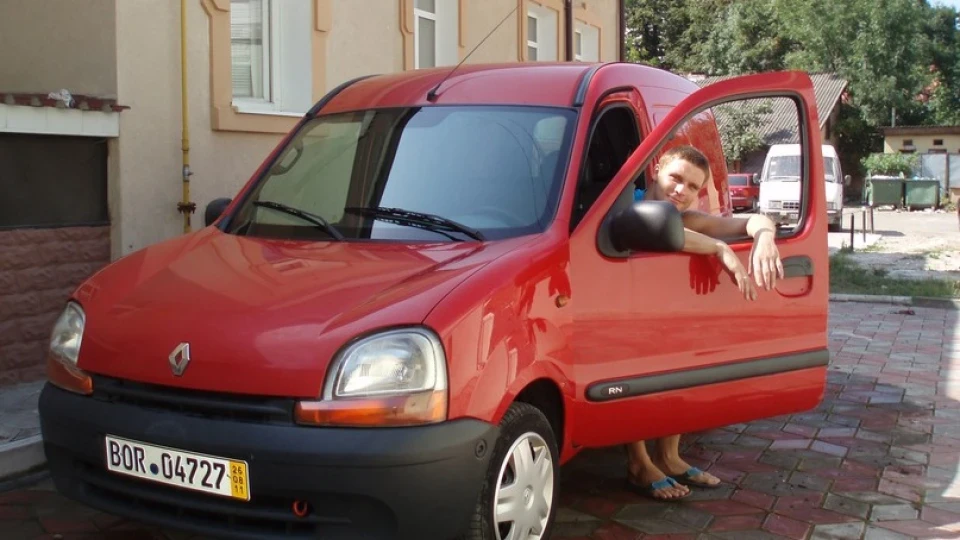 Renault Kangoo Червоне Кенгурятко