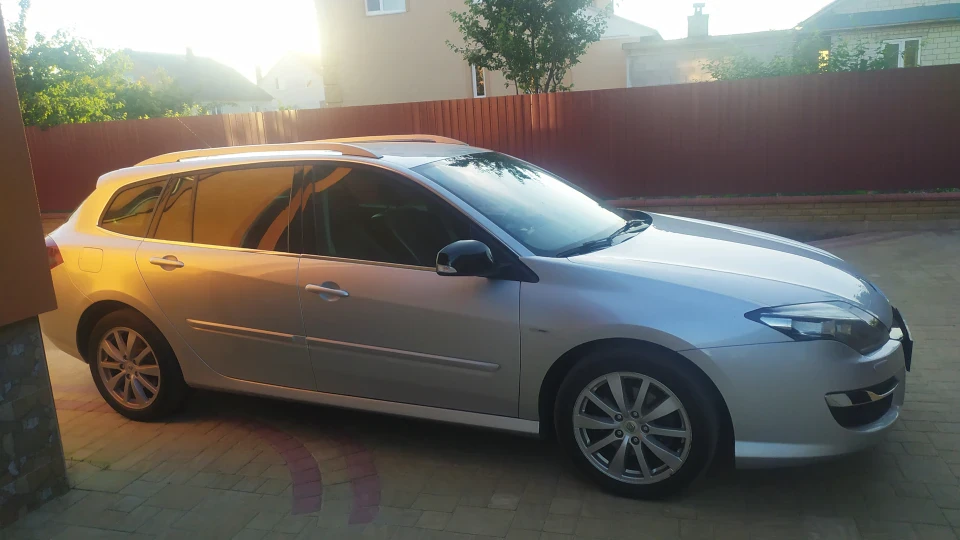 Renault Laguna срібний турбо корч