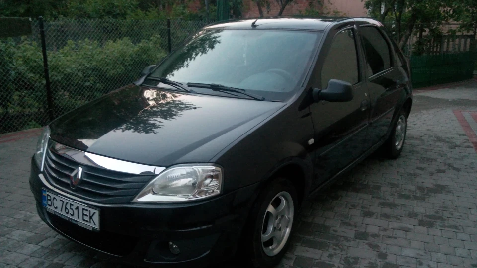 Renault Logan Чорна перлина