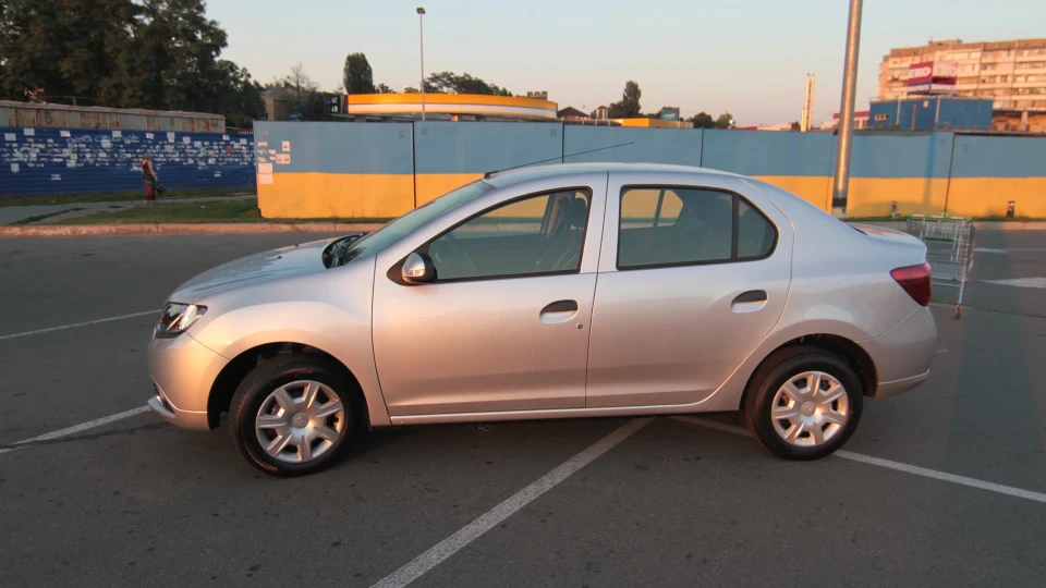 Renault Logan Румунський трактор 2