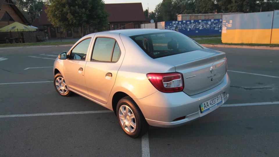Renault Logan Румунський трактор 3