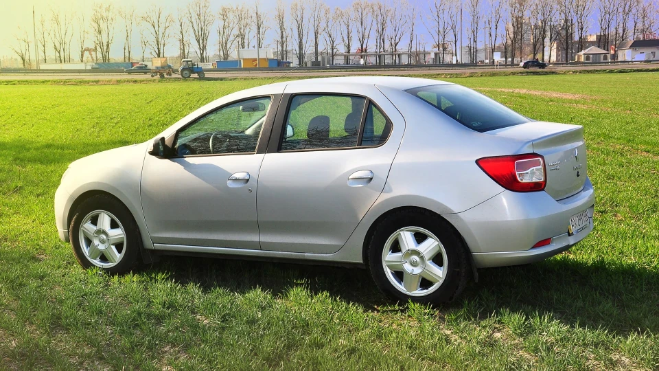 Renault Logan Silver Estel