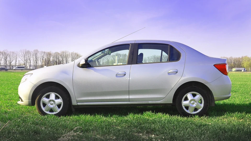 Renault Logan Silver Estel 2