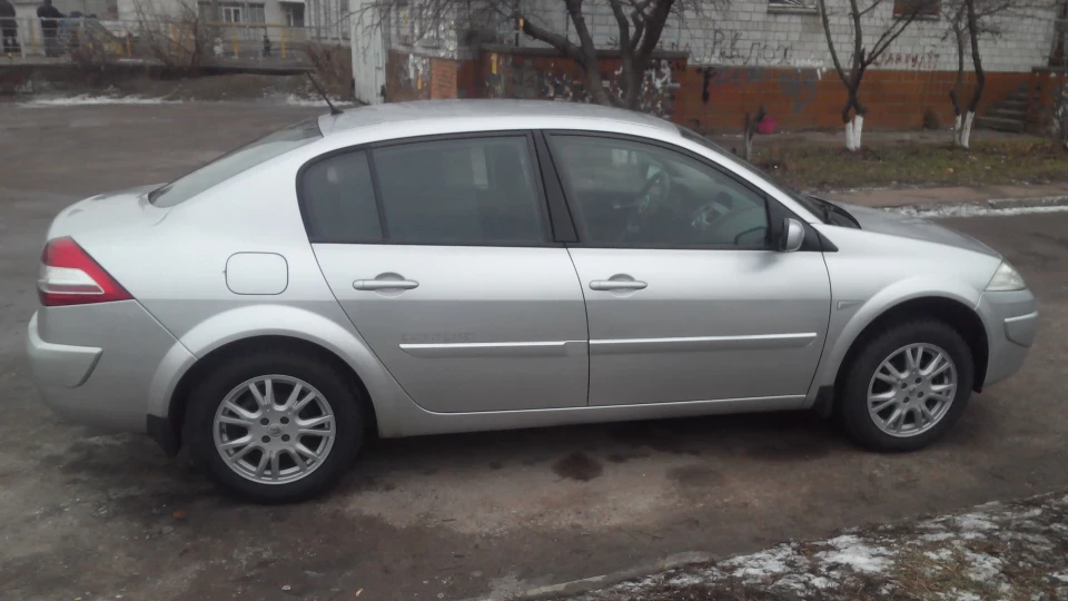 Renault Megane сріблястий металік 5