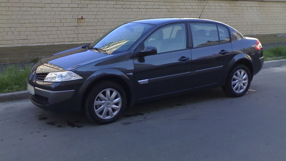 Renault Megane Темно-сірий; 1,6л 3