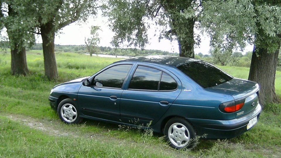 Renault Megane Темно-зелений металік