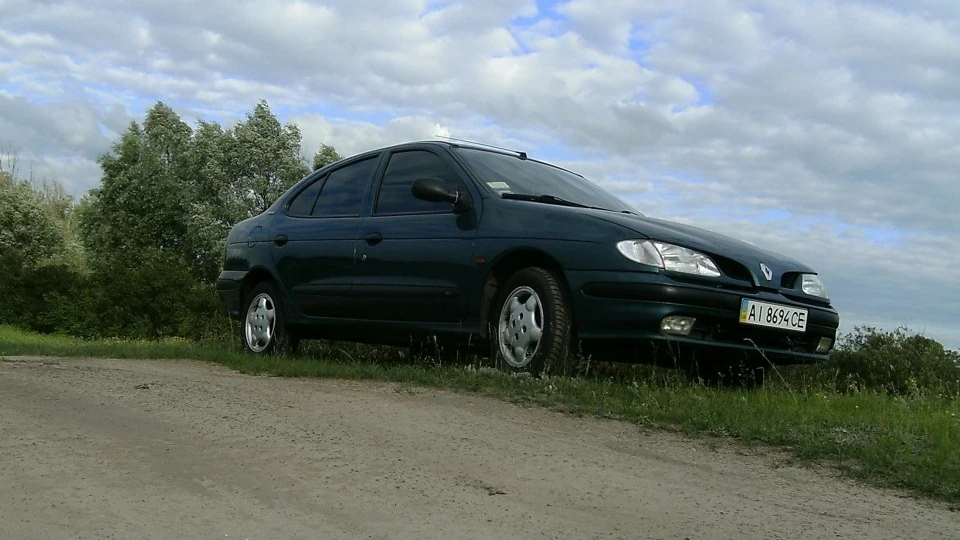 Renault Megane Темно-зелений металік 3