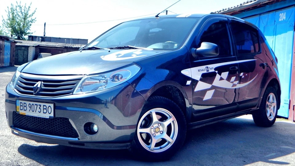 Renault Sandero sombre 3