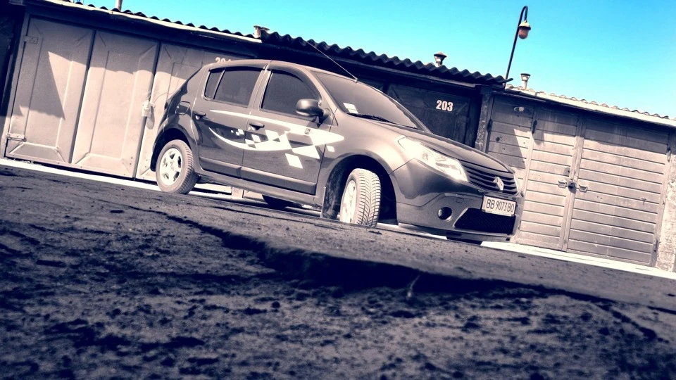 Renault Sandero sombre 5
