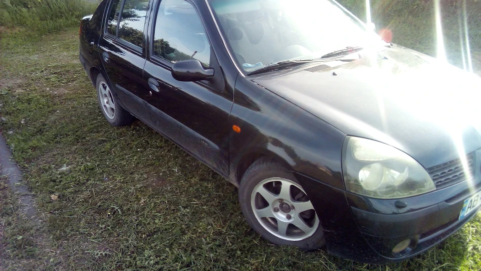 Renault Symbol chornooka krasynia 3