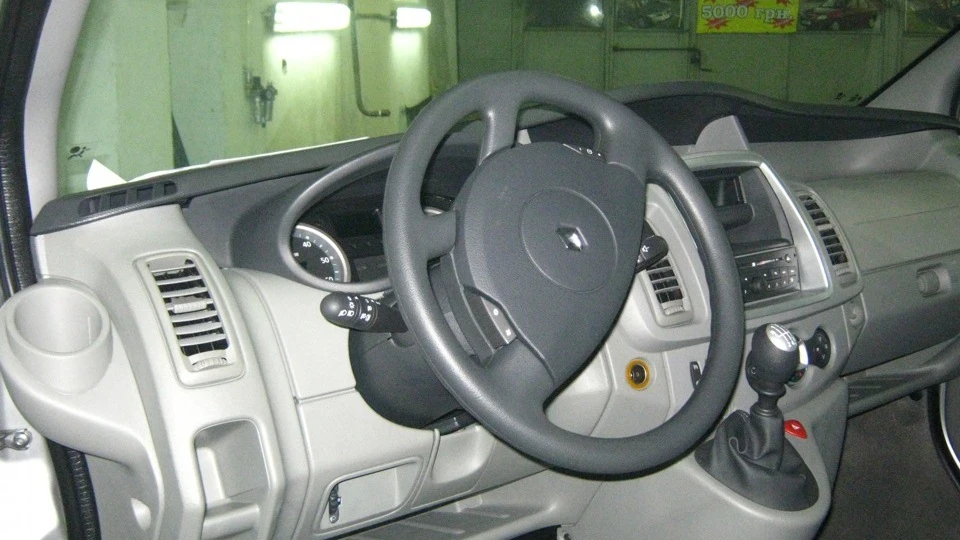 Renault Trafic 2,0 Dci, срібло 3
