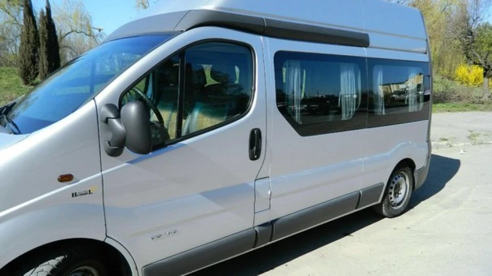 Renault Trafic 2,5 silver wagon 2
