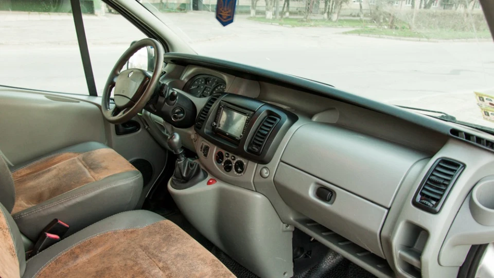 Renault Trafic 2,5 silver wagon 3