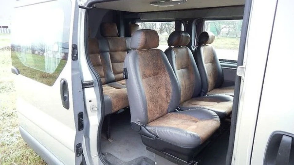 Renault Trafic 2,5 silver wagon 4