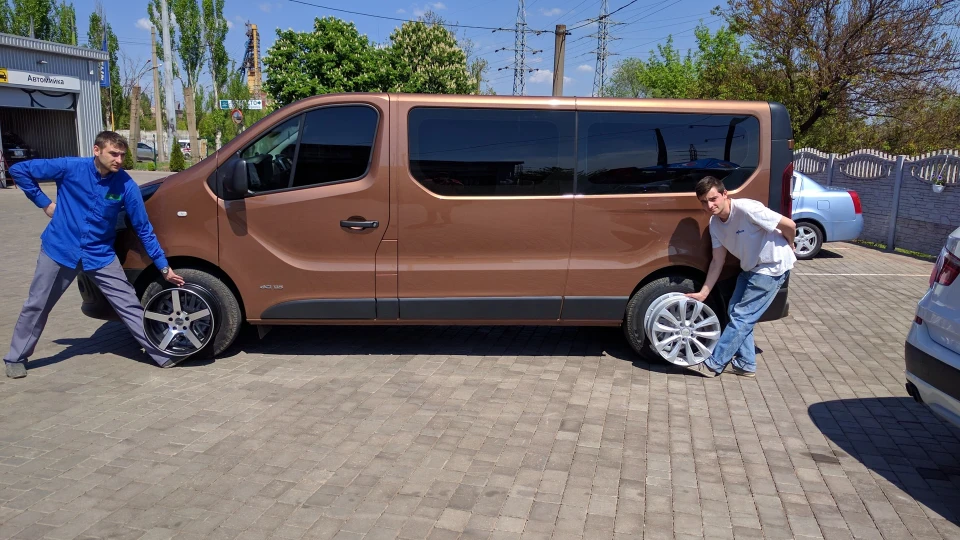 Renault Trafic Чорна шкіра та алькантара 2