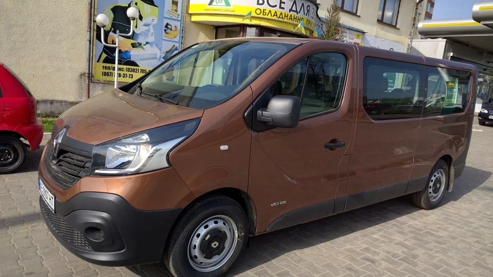 Renault Trafic Чорна шкіра та алькантара 3
