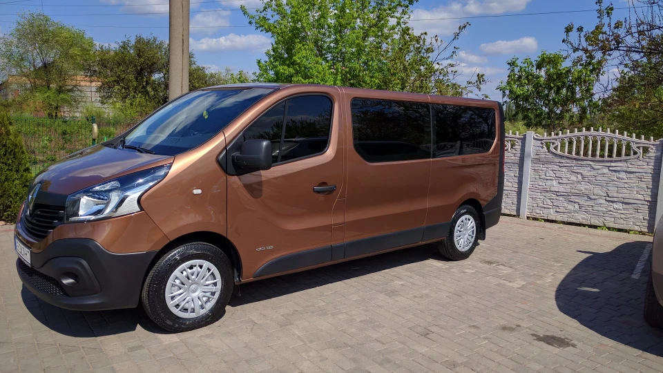 Renault Trafic Чорна шкіра та алькантара 4