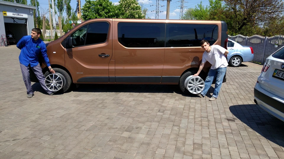 Renault Trafic Чорна шкіра та алькантара 5