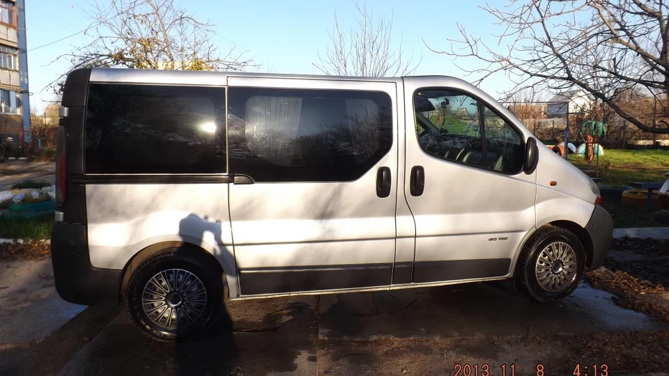 Renault Trafic сірий металік 2.5 dci 2